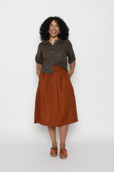 The easiest linen skirt! Full of gather and sway, this midi-length skirt features a comfortable elastic waist and deep pockets. Barcelona Dress, Conscious Clothing, Patio Dress, Vegetable Prints, Brunch Dress, Legging Fits, Midi Length Skirts, Linen Skirt, Cropped Denim