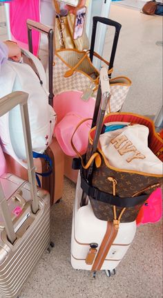 Preppy Plane Pics, Rich Preppy Aesthetic, Preppy Vision Board, Preppy Lifestyle Aesthetic, Preppy Travel Outfit, Preppy Airport, Preppy Luggage, Preppy Shopping, Preppy Cruise