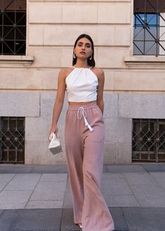 A calça Vega tem a combinação perfeita de elegância e conforto, e garante um look perfeito para o seu próximo evento. Com sua queda, seu movimento e sua cintura alta, estilizará sua figura. Uma calça que chama a atenção. A calça Vega pode ser encontrada na cor Azul . Desenhado por AIBON e feito com amor em oficinas em Madrid. Chic High-waisted Wide Leg Pants For Loungewear, Chic Wide Leg Loungewear Trousers, Chic Loungewear Wide Leg Trousers, Chic Wide Leg Trousers For Loungewear, Casual High-waisted Wide Leg Pants For Date Night, Chic Wide Leg Loungewear Pants, Chic Wide-leg Lounge Pants, Chic Wide-leg Loungewear Pants, Casual Wide-leg Pants For Date Night