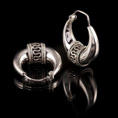 Ethnic tribal german silver hoop earrings, with snake trimming inspired by Rajasthani craftsmanship. Chunky design, light enough for everyday wear. See last picture for difference between all 4 sizes. 📏Sizes: XL - Grandi 42 x 45mm - 10,1gr M - Medium 37 x 37 mm - 7,4gr S - Piccolo 27 x 29 mm - 5,7gr XS - Mini 17 x 24 mm - 3,4gr 💎 Material: German Silver Also available in Sterling Silver or Brass These earrings are made for standard holes: wire tickness is 1mm/0,04 Follow us on instagram || Fac Navajo Silver Jewelry, Earrings Indian, Punk Hair, Indian Restaurant, Shree Ram, Spike Earrings, Indian Earrings, Silver Line, Gold Earrings Designs