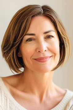 Chin-Length Bob with Side Part Haircut for Women Over 50. Alt Hairstyles, Bob Pixie Cut, Bob Pixie, Easy Care Hairstyles, Trendy Bob Hairstyles, Haircuts For Medium Length Hair, Messy Bob Hairstyles, Layered Haircuts For Medium Hair, Side Part Hairstyles