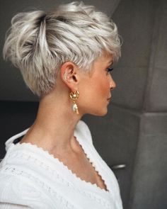 Short Silver Hair, Short Hair Pixie Cuts, Tutorial Ideas, Short Hair Trends, Growing Out Short Hair Styles, Messy Short Hair, Short Grey Hair, Super Short Hair, Edgy Short Hair