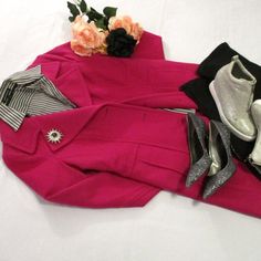 London Fog Lined Hot Pink Coat (Orchid Flower) Luxury Quality Designer. Absolutely Gorgeous Coat Classy, Dressy, Or Casual: Single Breast With Three Button Closure (Extra Button Attached Inside Left Panel); Single Buttonhole Slit On Upper Right Collar Lapel. Two Deep Pockets, Center Waist Stitching Panel, And Seam Stitching Front And Back. Based On Your Desire For Fit And Attire; You Can Wear Sweaters, Hoodies, And Jackets Underneath; Slacks, Skirts, Suits, Joggers, Leggings, And Jeans. Many Opt Casual With Heels, Hot Pink Coat, Flower Luxury, Sweaters Hoodies, Pink Coat, London Fog, Roll Up Sleeves, Orchid Flower, Dressed Down