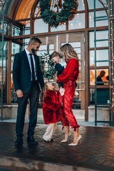 Luxe Family Photos, Holiday Outfits Couples, Outfit Ideas Christmas Family Pictures, Christmas Family Photos Dressy, Christmas Family Photos Red Dress, Glam Family Christmas Pictures, Fancy Christmas Pictures Family, Family Christmas Pictures 2022, Christmas Photoshoot Family Outfit Indoor