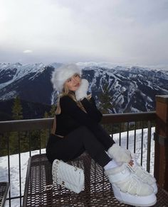 Winter Poses Ideas, Winter Outfits Mountain Snow, Outfit For Snow Winter, Snow Wear Women Winter, Igloo Fest Outfit, Colorado Christmas Outfit, Snow Fit Pics, Ski Trip Outfit Aesthetic, Swiss Alps Outfit Winter