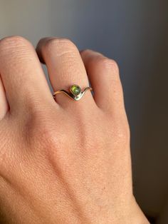 Chevron ring with a green peridot stone 100% handmade ring 🙌🏻 Natural stone, raw green peridot  Metal is brass Size 6,5 US, for a different size, please send me a message 😉 Peridot Crystal, Raw Stone Ring, Chevron Ring, Peridot Stone, August Birthstone, Green Peridot, Crystal Ring, August Birth Stone, Raw Stone