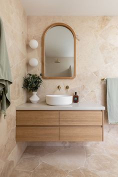 A bathroom features floor to ceiling travertine stone tiles and brushed brass tapware. Country Coastal Bathroom, Non White Bathroom, Main Bathroom Remodel, Kyal Kara, Country Bathrooms, Bathroom Country, Coastal Bathroom Design, Cheap Bathroom, Bad Inspiration