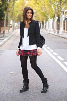 Trendy Taste, Tights Outfits, Rok Outfit, Tartan Mini Skirt, Gamine Style, Plaid Outfits, Miniskirt Outfits, Fashion Victim, Street Style Chic