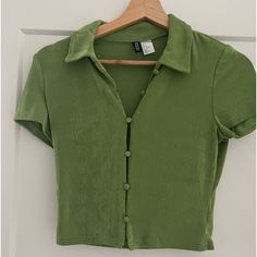 H&M Green Cropped Button Up Shirt. Womens Size Small. Stretchy Material. New Without Tags. Perfect Condition. Cropped Button Up Shirt, Button Up Shirt Womens, Green Cute, Green Shirt, Cute Woman, Button Up Shirt, Stretchy Material, Up Shirt, Button Up Shirts