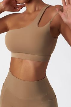 Dieser süße Sport-BH ist ein absoluter Gewinner für Activewear und Athleisure! Es verfügt über ein schlankes One-Shoulder-Design mit Doppelriemen, asymmetrischem Ausschnitt und verkürztem Saum. Es ist ein äußerst schmeichelhaftes Oberteil, das sich leicht für einen Abend oder für einen lässigen Tag im Fitnessstudio sch Cloud Cutout, Pilates Gym, Cute Sports Bra, Body Bra, Flattering Tops, Strapless Bandeau, Asymmetric Neckline, Asymmetrical Neckline, Top Cropped