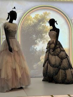 Captured at the Galleries Dior in Paris. I loved the silhouette of these mannequins in vintage couture clothing against the illuminated backdrop. Dior Vintage Dress, Paris Fashion Outfits, Vintage Dior Dress, Dior Couture Gowns, Paris Sightseeing, Christian Dior Dress, Dior Dresses, Dior Fashion Show, Dior Gown