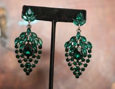 Green Evening Jewelry, Green Drop Earrings For Evening, Green Dangle Clip-on Earrings For Wedding, Green Crystal Jewelry For Evening, Glamorous Green Jewelry With Rhinestones, Glamorous Green Rhinestone Jewelry, Green Crystal Drop Earrings For Formal Occasions, Green Dangle Evening Jewelry, Green Emerald Crystal Earrings For Formal Occasions