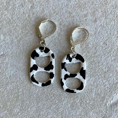 COWabunga! These earrings are UDDERLY adorable! These hand painted pop tabs feature a black and white dairy cow pattern. Dressed up or down, these earrings will be right in style, so go ahead and party 'til the cows come home! You can see the optional matching bracelet here: https://www.etsy.com/listing/1467021444/cow-soda-pop-tab-bracelet-dairy-cow?click_key=326305dfaa3c577c1680c890b05b50e178e15505%3A1467021444&click_sum=d839f3c3&ref=shop_home_active_2 All items are handmade by me in my smoke f Cow Print Stuff, Cow Black And White, Cow Jewelry, Tab Earrings, Pop Tab Bracelet, Tab Bracelet, Cow Earrings, Tinker Bell Costume, Pop Tabs