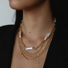 obsessed with this chain link pearl and gold necklace Pearl And Gold Necklace, Gold And Pearl Necklace, Women Wedding Guest Dresses, Link Necklace, Baroque Pearls, Beach Outfit, Chain Link, Summer Wedding, Fresh Water