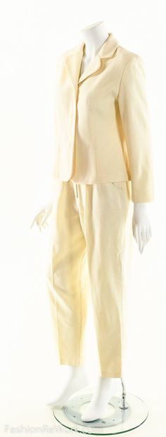 "-vintage 70s cream white wool suit -tailored and fitted two piece pant suit -Button up jacket with long sleeves and collared neckline -high waist button and zipper pants -both are lined Fits like: Small-medium (Depending on Desired Fit) Material: 100% Wool Condition: Good Clipped on Mannequin: No ✂ S I Z E + F I T ✂ Top Length: 22\" / 56 cm Bust: 36\" / 91 cm Shoulders, seam to seam: 21.5\" / 55 cm Sleeve Length: 16\" / 41 cm Waist: 32\" / 81 cm Bottoms Length: 39.5\" / 100 cm Hips: 25\" / 64 c Jumpsuit Vintage, Cream Suit, Retro Suits, Vintage Suit, Camo Sweater, Dress Form Mannequin, White Two Piece, Tailored Suit, Best Clips