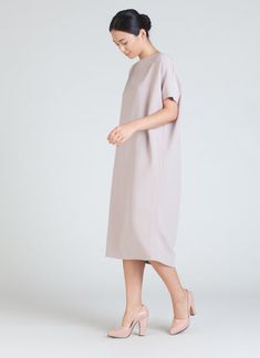 Button Back Dresses For Daywear, Spring Evening Dress With Batwing Sleeves, Draped Maxi Dress For Spring Workwear, Spring Draped Dresses With Side Slits, Chic Spring Maxi Dress With Batwing Sleeves, Oversized Chic Midi Dress, Spring Workwear Maxi Dress With Draped Sleeves, Spring Maxi Dress With Draped Sleeves For Work, Elegant Oversized Short Sleeve Maxi Dress