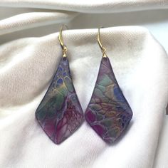 Adorn yourself with the beauty of nature-inspired elegance! Introducing our Bloom Art Earrings - a stunning fusion of vibrant fluid patterns captured on miniature canvases. Each pair is a unique masterpiece, showcasing the intricate, organic designs reminiscent of blooming flowers. 🌸 Handcrafted with precision and passion. 🌈 Vibrant colors to complement your style. 🎨 Miniature masterpieces for your ears. 🌟 Stand out with wearable art! Perfect for any occasion, our Bloom Art Earrings are more Elegant Green Earrings With Artistic Design, Artisan Teardrop Earrings With Artistic Design, Artisan Earrings With Artistic Design As A Gift, Artisan Earrings With Artistic Design For Gift, Elegant Handmade Iridescent Earrings, Artisan Drop Earrings With Artistic Design, Artistic Design Drop Earrings, Artisan Multicolor Earrings For Gift, Unique Artistic Drop Earrings