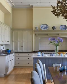 Victoria Wormsley | Blue and white simplicity. #previousproject #kitchendesign #englishcountryhouse #kitchen #blueandwhite #countryhousestyle #howwedwell… | Instagram English Country House, Country Style Homes, Barbie Dream, Barbie Dream House, Mountain Home, Alabama, House Ideas, Kitchen Design, Kitchens