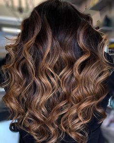 Caramel Brown Highlights with Black Roots Caramel Balayage Brunette, Medium Balayage Hair, Carmel Balayage, Ash Balayage, Balayage Caramel, Balayage Straight, Balayage Straight Hair, Balayage Ideas