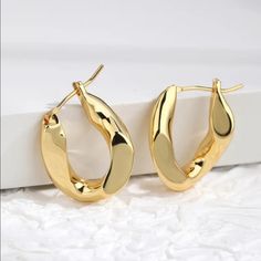 Brand New Women's Twisted Gold Oval Hoops Genuine 14k Gold Plated Sterling Silver .8" Tall .6" Wide Retail Price $300 Buy With Confidence From A Trusted Seller With A 99%+ Feedback Rating! A0223 (Id-1339-) Oval Hoop Earrings, Ar Accessories, Walker Boots, Rain And Snow Boots, Gold Plated Sterling Silver, Trending Accessories, Laptop Bag, Trending Shoes, Accessories Hats