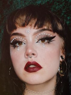 Alternative Glam Makeup, Chappell Roan Eye Makeup, Funky Wedding Makeup, Chappell Roan Concert Makeup, Chappell Roan Inspired Makeup, Simple Drag Makeup, Intimidating Makeup Looks, Chappell Roan Makeup Looks, Hozier Makeup