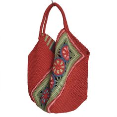 This red-dominant bag, distinguished by its vibrant motifs, offers a spacious interior, making it a stylish choice for both beach outings and everyday use during the summer. Red Rectangular Shoulder Bag For Travel, Red Square Bag For Daily Use, Red Rectangular Bag With Large Capacity, Red Rectangular Shoulder Bag For Shopping, Large Capacity Red Rectangular Bag, Multicolor Large Capacity Rectangular Straw Bag, Red Square Shoulder Bag For Shopping, Red Rectangular Beach Bag For Everyday Use, Colorful Rectangular Beach Bag For Shopping