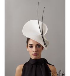 Elegant white and black fascinator. The white hat is decorated with some black feathers.  It is a beautiful hat for weddings, Royal Ascot horse races, cocktails, derby... It is mounted on a headband that allows to tilt the hat to the liking of each one. You can choose the side of the head where you like to wear the fascinator. 1€ of each Order will be donated to Cancer Research. The headdress has been hand sewn. Any color of the fascinator can be changed to order. You can see some photos of clie Wedding Hats For Guests, Black And White Hats, White Fascinator, Mini Hats, Kentucky Derby Fascinator, Royal Ascot Hats, Derby Outfits, White Cocktails, Derby Fascinator