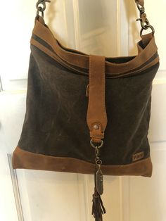 Acacia Brand gray& Tan canvas crossbody bag. Large bag adjustable shoulder strap Vintage Double Handle Hobo Bag For Everyday Use, Vintage Hobo Shoulder Bag With Zipper Closure, Vintage Hobo Shoulder Bag With Zipper, Vintage Shoulder Bag Backpack With Zipper Closure, Vintage Double Handle Shoulder Bag With Zipper Closure, Vintage Double Handle Shoulder Bag With Zipper, Vintage Hobo Bag With Removable Pouch For Travel, Vintage Satchel Shoulder Bag With Zipper Closure, Vintage Large Capacity Canvas Shoulder Bag