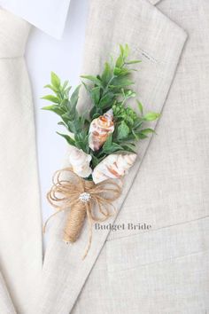 a boutonniere with flowers and greenery is tied to the lapel of a suit