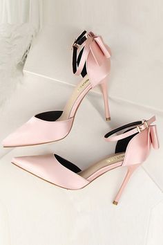 Complete your prom night look with the perfect prom shoes, this pair of shoes are suitable for wedding party, cocktail, prom and any other formal occasions. Beautiful Heels Classy, Susie Core, Hak Tinggi, Fancy Heels, Prom Dress Shoes, Famous Dress, Ladies Style, Dream Prom, Elegant High Heels