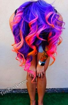 Purple pink red ombre dyed curly hair Purple And Pink Hair, Hair Colorful, Dyed Curly Hair, Neon Hair, Bright Hair, Funky Hairstyles