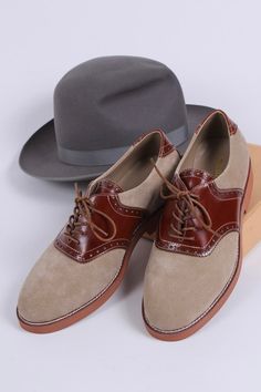 Casual men's two-tone 1950s-style oxford/saddle shoes with brogue pattern. These two-tone, 1950s-inspired, casual everyday oxfords feature an almond-shaped toe cap. The shoe is made of suede and features cognac brown full-grain leather with a brogue pattern on the backstay and around the vamp. The outsole is crafted from brown lightweight rubber with white stitching on the welt. These shoes have a casual, sporty, and authentic 50s look, pairing exceptionally well with jeans or wide trousers. The 1930s Shoes, Saddle Shoe, 1950s Shoes, 1920s Shoes, 1940s Shoes, Vintage Style Shoes, Vintage Knitwear, Saddle Shoes, Winter Fashion Boots