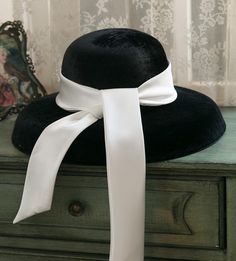 Vintage Audrey Hepburn, 1950s Hat, Black Velvet Ribbon, Straw Hat Beach, Black And White Vintage, Sweat Band, Hepburn Style, Velvet Hat, Retro Tops