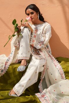 White Pakistani Suit, Pakistani Kameez, Suit With Dupatta, Fashion Design Books, Dresses Design, Unstitched Dress Material, Expensive Clothes, Organza Dupatta, Pakistani Dress Design