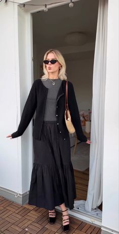 Dress Styles Women Hijab, Vienna Fall Fashion, Business Casual Midi Skirt, Teacher Outfits Formal, Modest Vest Outfits, Modest Women Outfits, Modest Outfit Ideas Summer, Summer Modest Fits, Business Woman Aesthetic Outfit