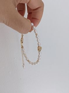 This White seed freshwater pearl and gold heart bracelet/Freshwater pearl bracelet with a golden heart/Gift for her/Mother's day gift uses AAAA quality freshwater seed pearls (5.5-6mm) and a 14k gold heart bead. It ends with a lobster claw closure and an extension chain (1.5 inches). This bracelet looks so elegant. It can be worn alone or be paired with a gold chain bracelet. The gold heart makes it look fresh and cute. It is made to order. The length is customized based on your wrist size. The Modern Pearl Jewelry, Pearl Bracelet Jewelry, Pearl Bracelet Gold, Gold Heart Bracelet, Small Dangle Earrings, White Pearl Bracelet, Gelang Manik, Golden Heart, Jewelry Accessories Ideas