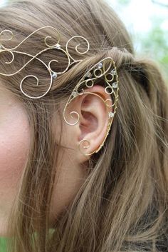 These are my high elf ear cuffs, they are taller than the other elfin cuffs I offer. These ear cuffs are super lightweight so as not to weigh you down during your magical adventures. They're also perfect for those without pierced ears.  Materials: These are made with permanently gold coloured copper wire and crystal beads. Fit: Each pair is adjustable, you just have to gently play with the wire by widening the opening the piece on the back. Also the curls on both ends can be loosened or tightene Elf Ear Accessories, Elf Ear Earrings, Fairy Custome Ideas, Gold Elf Ear Cuff, Nature Elf Outfit, Elven Ear Cuffs, Fairy Ears Aesthetic, High Elf Cosplay, Elf Ear Cuff Diy