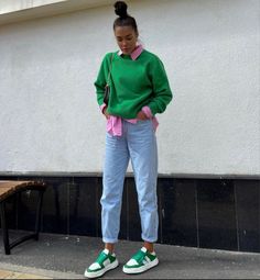 Mode Pop, Pullover Outfit, Wardrobe Tips, Outfits Chic, Green Sneakers, Looks Street Style, Nice Style, Outfit Trends