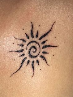 spiral sun tattoo A Sun Tattoo, Tattoo Main, Tattoo Sonne, Spiral Tattoos, Sun Tattoo Designs, Hippie Tattoo, Henna Inspired Tattoos, Free Tattoo Designs