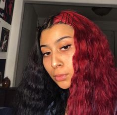 Half Colored Hair, Two Color Hair, Split Dye, 90s Grunge Hair, Split Dyed Hair, Chic Short Hair, Hair Streaks, Split Hair, Hair For Women