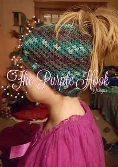 This pattern will help you get a crochet ponytail hat whipped up in no time!  It is beginner-friendly, and when using a self-striping yarn, creates a very pretty pattern!  These make perfect Christmas gifts! Ponytail Hat Crochet Free Pattern, Crochet Ponytail Hat Pattern, Ponytail Hat Pattern, Ponytail Hat Crochet, Messy Bun Hat Crochet, Crochet Messy Bun, Hat Ponytail, Messy Bun Beanie, Ponytail Beanie