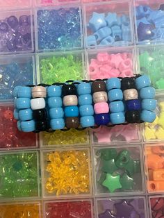 Kandi :)) Weezer Kandi Cuff, Fun Kandi Ideas, Kandi Singles Ideas No Words, Kandi Cute, Dhmis Kandi, Kandi Star Ideas, Kandi Square, Punk Kandi, Arcane Kandi