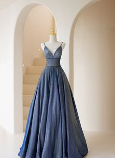 Cinturini a V-gine blu bassa schiena abito da ballo a-line, abito da sera lungo blu
Cinturini a V-gine blu bassa schiena abito da ballo a-line, abito da sera lungo blu Dress Blue Long, Evening Dress Outfit, Prom Dress Blue, Wedding Dress Backs, Beaded Party Dress, A Line Prom Dress, Floral Dress Formal, A Line Evening Dress, Marine Uniform