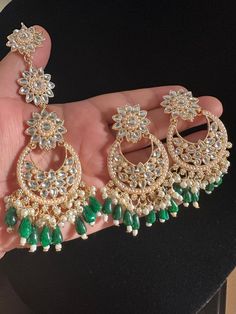 Green Kundan Earrings, Birthday Lehenga, Pakistani Jewelry Simple, Silver Earrings Outfit, Prom 23, Hyderabadi Jewelry, Desi Jewelry, Earrings Kundan, Mang Tikka