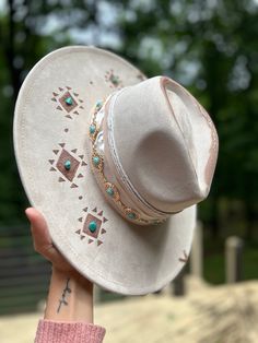 Handcrafted suede western wide brim🤍 Product details: White suede wide brim/burned Aztec design/turquoise stones/turquoise and silver chain hat band/silk pink hat band tied/white twisted rope/silk white hat band tied/burned rustic look/suede x's. Luxury Adjustable Rustic Hat Bands, Luxury White Hat Bands, Luxury White Hat Bands For Ranch, Cheap Western Style Adjustable Hat Bands, Feather Hat Bands, Luxury White Country Hat Bands, Painted Ball Cap, Hat Bar Set Up, Custom Cowgirl Hats