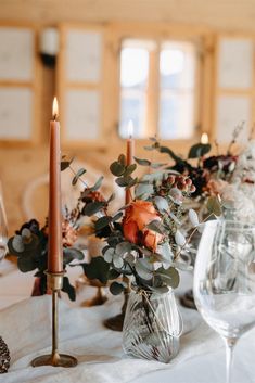 Rustikaloriginell und edel zugleichSchaut euch diese großartige Boho Chic Almhochzeit in den Bergen mit atemberaubendem Panorama an. Madison Wedding, Boho Wedding Decorations, Wedding Tablescapes, Wedding Time, Deco Table, Here Comes The Bride, Chic Wedding, Wedding Bells, Future Wedding