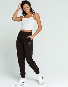 Black Nike Sweatpants Outfits, Outfits With Black Sweatpants, Nike Sweatpants Outfit, Nike Sweats Outfit, Nike Women Outfits, Essential Pants, Nike Jogger, Black Nike Sweatpants, Sweatpants Outfits