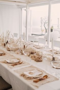 the table is set up with place settings and napkins for dinner guests to enjoy