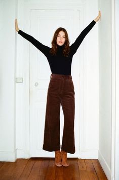 Emmy Red Carpet, Emmys Red Carpet, Look Boho Chic, The Emmys, Winter Mode, Velvet Color, Cropped Trousers