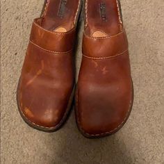 Women’s Size 10 Born Clogs. Never Worn. Casual Mules With Wooden Heel, Comfortable Brown Clogs With Rubber Sole, Casual Slip-on Clogs With Removable Insole, Casual Clogs With Wooden Heel, Casual Brown Clogs With Removable Insole, Brown Slip-on Casual Clogs, Casual Slip-on Clogs With Wooden Heel, Casual Slip-on Mules With Wooden Heel, Casual Brown Clogs With Rubber Sole